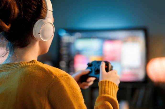 Chica jugando a videojuegos.