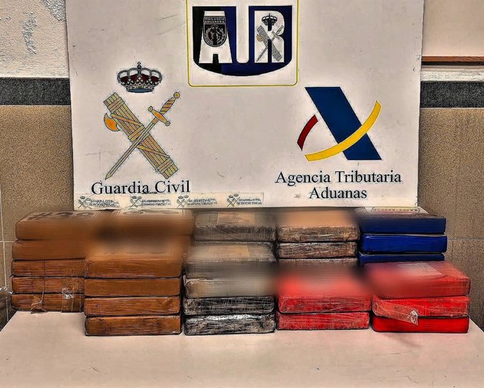 Os 38 fardos com 44 quilos de cocaína apreendidos no compartimento secreto de um veículo que chegou ao porto de Palma.