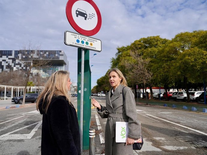 La portavoz de Vox en el Ayuntamiento de Sevilla, Cristina Peláez, en la Zona de Bajas Emisiones de la Cartuja.