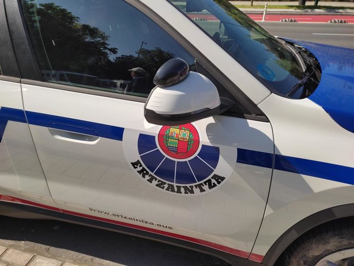Ertzaintzaren auto bat