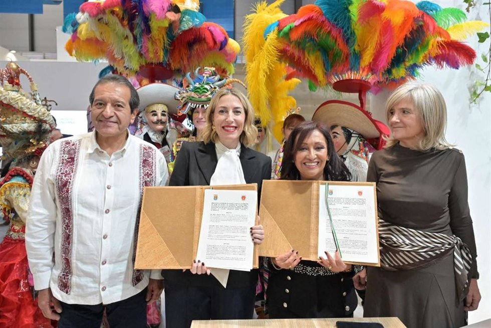 La presidenta de la Junta de Extremadura en funciones, María Guardiola, y la gobernadora del Estado Libre y Soberano de Tlaxcala, Lorena Cuéllar Cisneros, firman un memorando de entendimiento