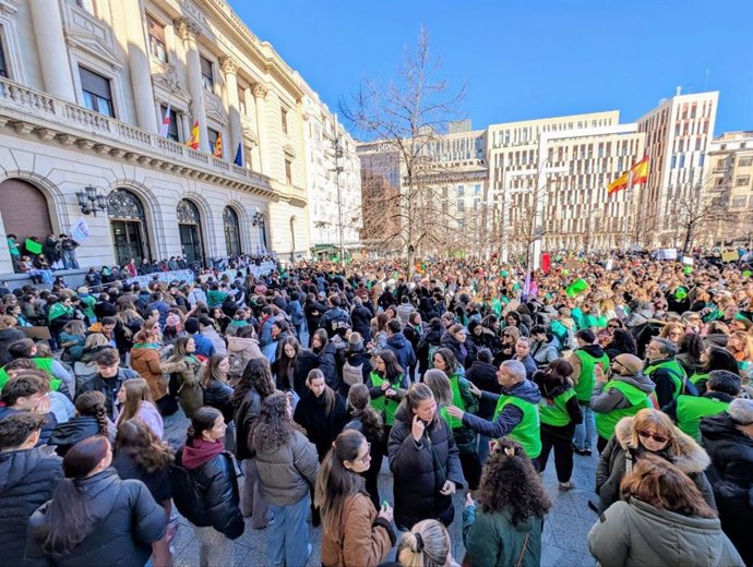 Concentración en la plaza España de Zaragoza en la última jornada de huelga en la educación pública en Aragón.