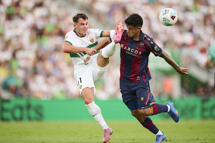 Archivo - Roger Brugue of Levante UD competes for the ball with German Valera of Elche CF during the Spanish League, LaLiga EA Sports, football match played between Elche CF and Levante UD at Estadio Manuel Martinez Valero on August 29, 2025 in Elche, Ali