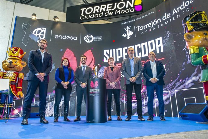 Foto de familia tras el anuncio de Torrejón de Ardoz como sede de la Supercopa Femenina de Baloncesto 2026