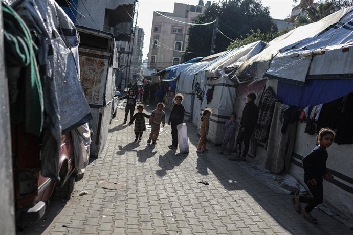 21 de janeiro de 2026, Cidade de Gaza, Faixa de Gaza, Território Palestino: Palestinos deslocados vivem em tendas e abrigos improvisados em escolas da UNRWA depois que ataques aéreos israelenses destruíram suas casas. Restrições impostas pela “linha amare