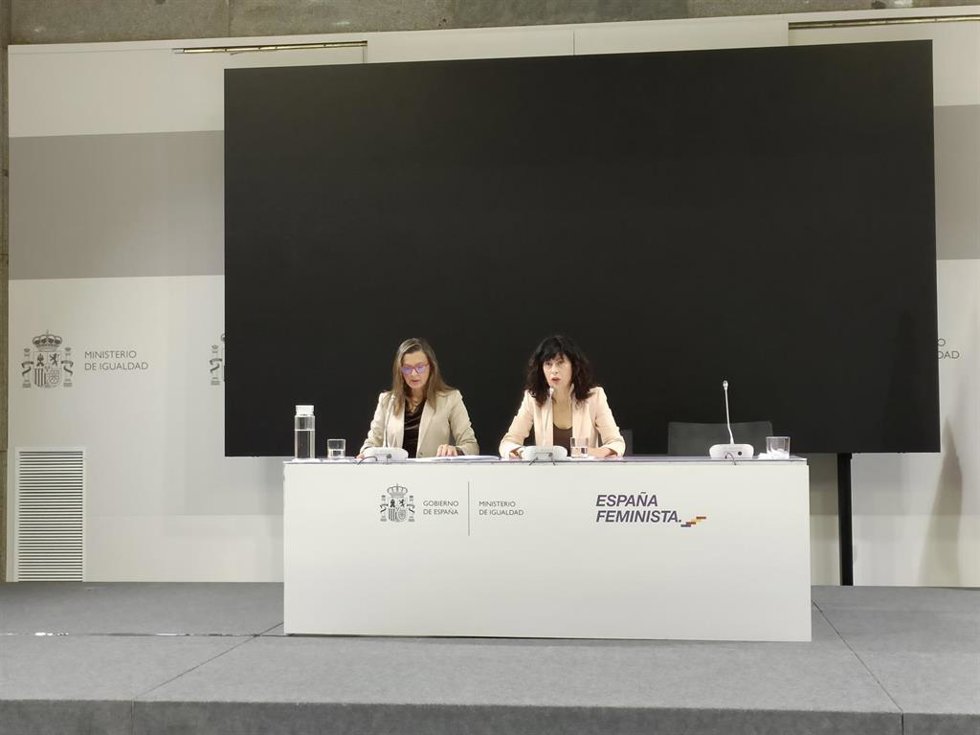 Archivo - La ministra de Igualdad, Ana Redondo, y la delegada del Gobierno contra la Violencia de Género, Carmen Martínez Perza, presentan la Macro encuesta de Violencia contra la Mujer.