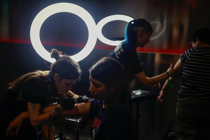 El estand de la Comunidad de Madrid en Fitur 2026 acoge un estudio de tatuajes