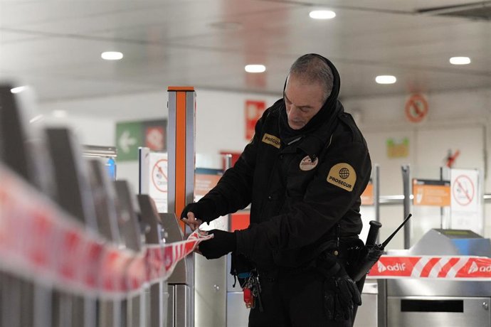 Una persona en la Estación de Passeig de Gràcia mientras continúa la suspensión del servicio de Rodalies.