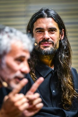 Archivo - El director Óliver Laxe (d) participa en el Festival de Cine de Santander (FCS), en el Centro Botín, a 17 de septiembre de 2025, en Santander, Cantabria (España). Se da la circunstancia de que esta mañana ha sido elegida su última película, ‘Sir
