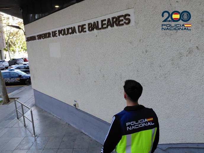 Un agente de la Policía Nacional frente a la comisaría de Palma.