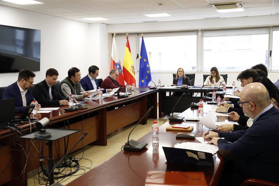 La consejera de Presidencia, Justicia, Seguridad y Simplificación Administrativa, Isabel Urrutia, preside la reunión de la Comisión de Administración Local