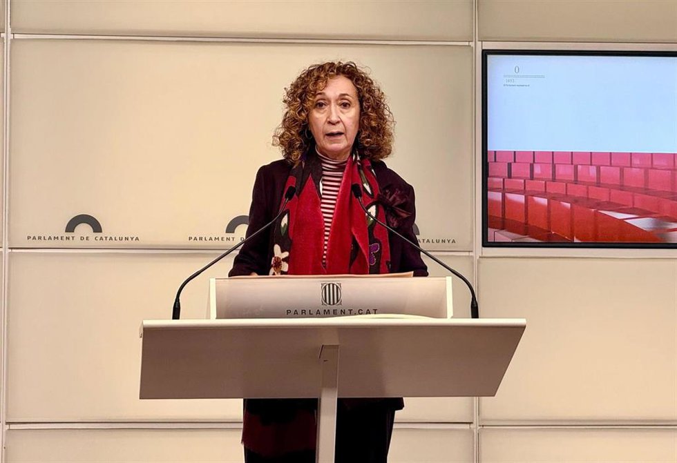 La portavoz de ERC en el Parlament, Ester Capella, en rueda de prensa.