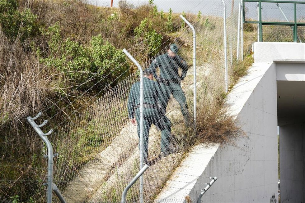 Agentes de la Guardia Civil durante la búsqueda para localizar a dos personas que viajaban en los trenes accidentados en Adamuz (Córdoba)