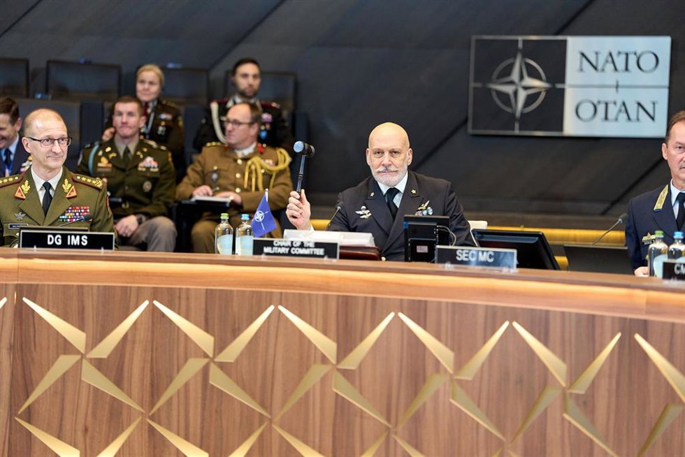 El director general del Estado Mayor Militar Internacional, teniente general Remigijus Baltrnas; el presidente del Comité Militar de la OTAN, almirante Giuseppe Cavo Dragone; y el secretario del Comité Militar de la OTAN, general de brigada Jozsef Szuc