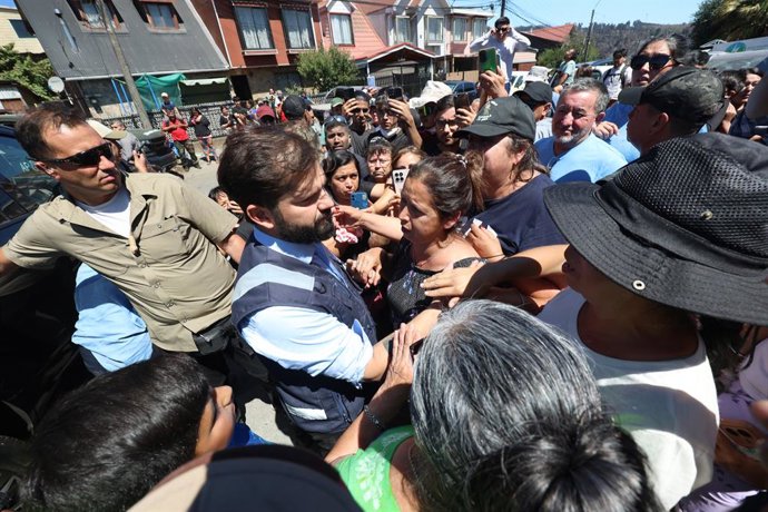 Concepcion, 21 de enero 2026. El Presidente de la Republica Gabriel Boric visita la poblacion Vipla en Lirquen luego de los incendios forestales en el Bio Bio. Carlos Acuna/Aton Chile