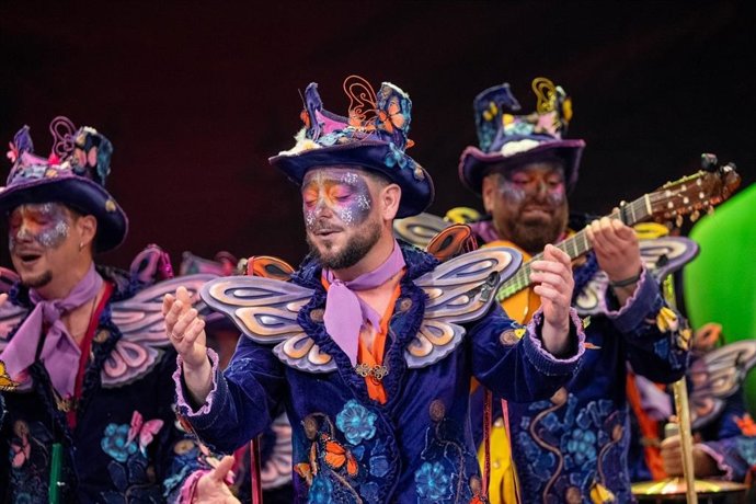 Uno de los compenentes de la comparsa 'Los mariposas' en su actuación en el Falla.