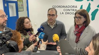 El coordinador general de Izquierda Unida (IU) Andalucía y diputado nacional de Sumar por Málaga, Toni Valero, en una rueda de prensa en Algeciras junto a Inmaculada Nieto, parlamentaria de Por Andalucía.