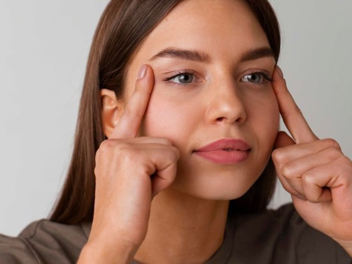 Tips para aplicar el contorno de ojos de manera correcta para potenciar su eficacia