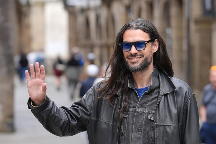 Archivo - El director de la película 'Sirât', Oliver Laxe, ofrece una rueda de prensa, a 26 de mayo de 2025, en Santiago de Compostela
