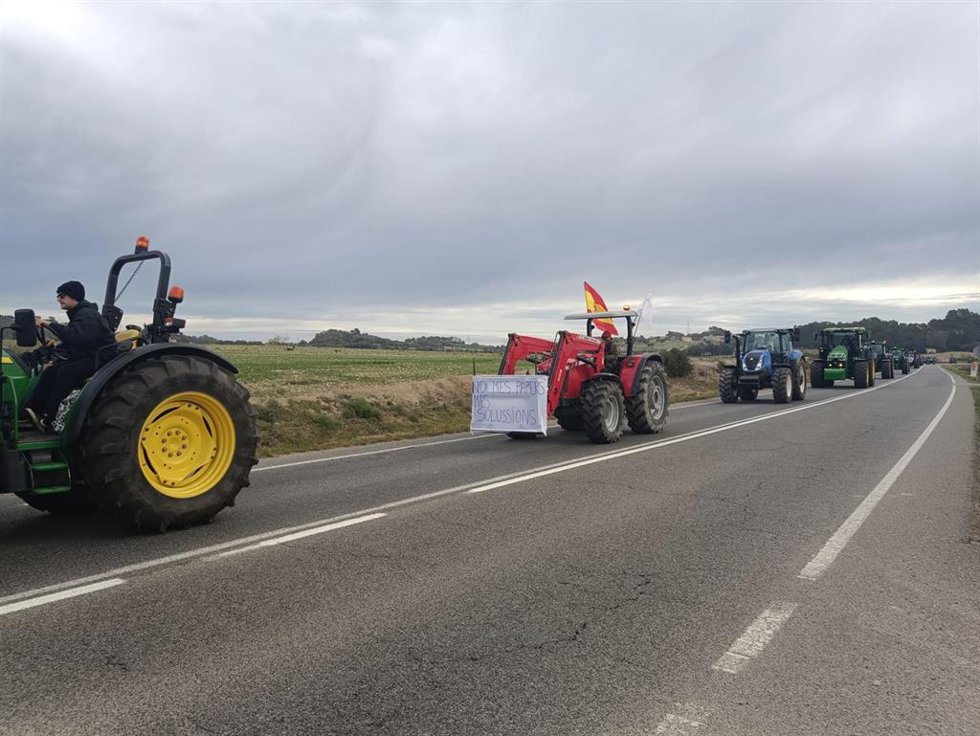 Archivo - Tractores participando en la protesta por la crisis del sector primario.