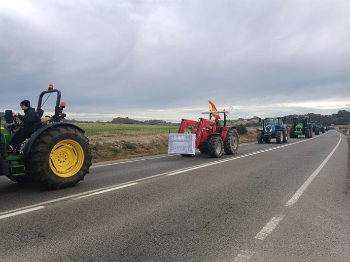 Archivo - Tractores participando en la protesta por la crisis del sector primario.