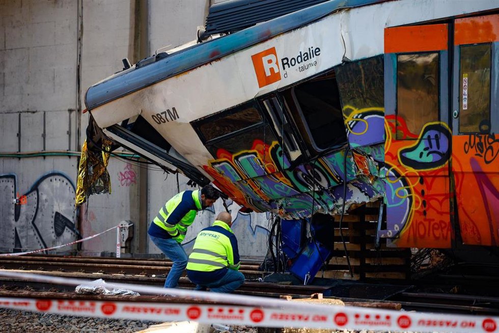 Operarios trabajan en la retirada del tren de Rodalies accidentado entre las estaciones de Sant Sadurní dAnoia y Gelida (Barcelona).
