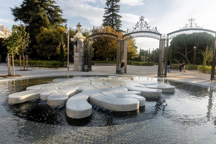 Archivo - Varias personas en los Jardines de Sabatini, a 4 de octubre, en Madrid (España)