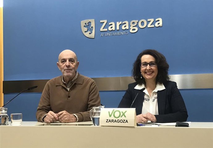 La concejal del grupo municipal de Vox en el Ayuntamiento de Zaragoza, Eva Torres, y el presidente de Aragón Stop Sucesiones y Plusvalías, Francisco Langa