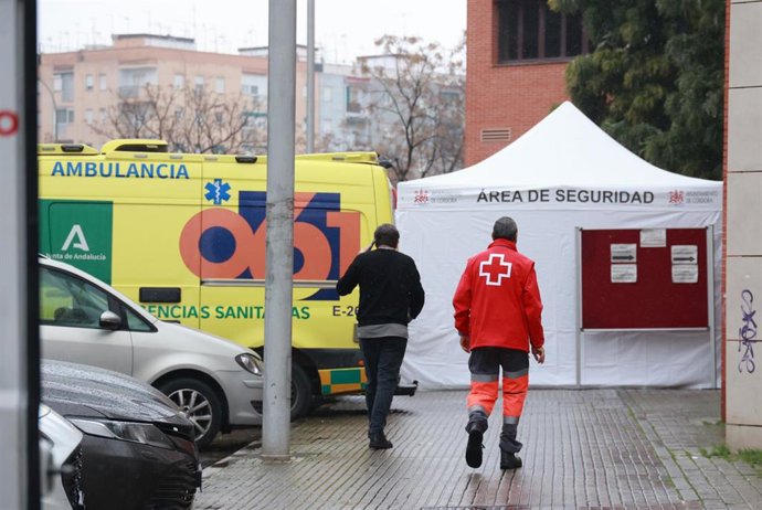 Imagen de la entrada al centro cívico Poniente Sur de Córdoba, donde se ha ubicado el punto de información y atención a familiares de las víctimas del accidente ferroviario ocurrido el domingo en Adamuz. A 21 de enero de 2026, en Córdoba (Andalucía).