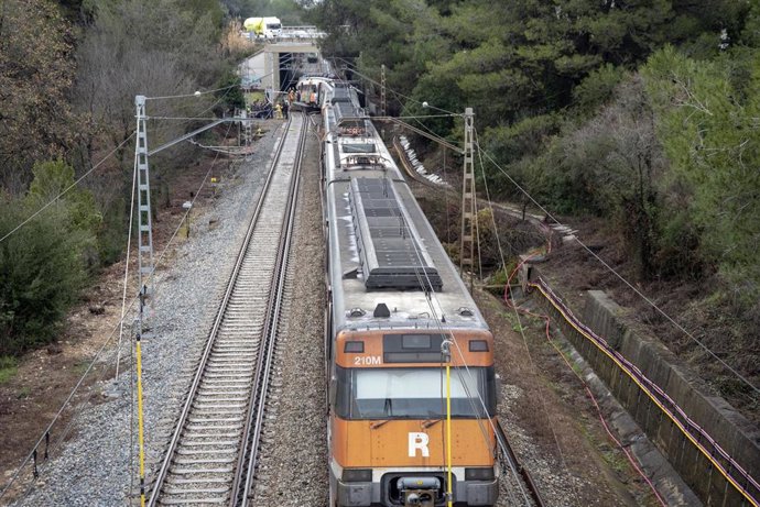 El tren accidentado, a 21 de enero de 2026, en Gelida, Barcelona, Catalunya (España). Ayer descarriló un tren de Rodalies por culpa de la caída de un muro de contención. El accidente dejó un fallecido, el maquinista, y numerosos heridos. Los Mossos d’Esqu