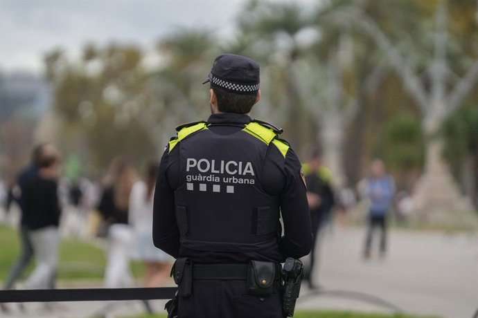 Archivo - Un agent de la Guàrdia Urbana