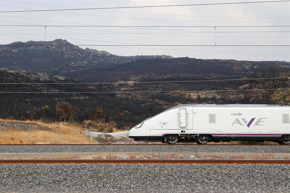 Archivo - Un tren de la línea AVE Madrid-Galicia a su paso por una zona quemada por los incendios, a 21 de agosto de 2025, en A Gudiña, Ourense, Galicia (España). Los trenes habituales en la línea de alta velocidad Madrid-Galicia circulan desde hoy con 