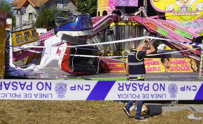 Archivo - Un agente de la Policía Nacional junto a la atracción en la que murió un joven, en agosto de 2024, en Matamá, Vigo (Pontevedra).