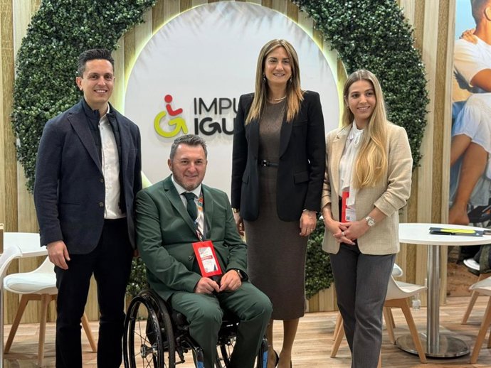 La alcaldesa de Archena en stand de Impulsa Fitur 4all