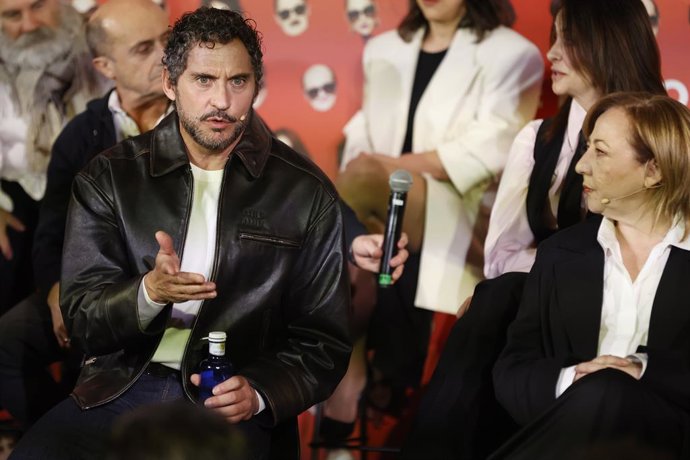 El actor y director Paco León y la actriz Carmen Machi durante la rueda de prensa de presentación la película 'Aída y Vuelta' 