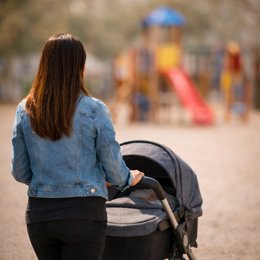 Una mujer con un carrito.