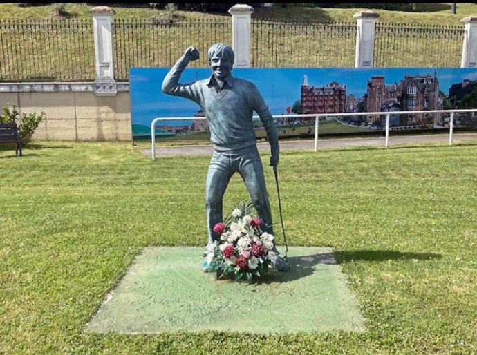 Estatua en honor del golfista Severiano Ballesteros en Pedreña.- Archivo