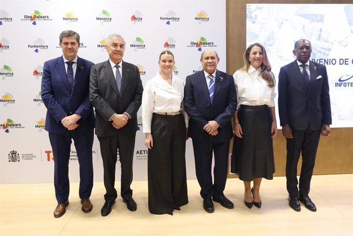 La presidenta del Govern, Marga Prohens, el conseller de Turismo, Jaume Bauzà, y representantes del Ministerio de Turismo de República Dominicana, este jueves en Fitur.