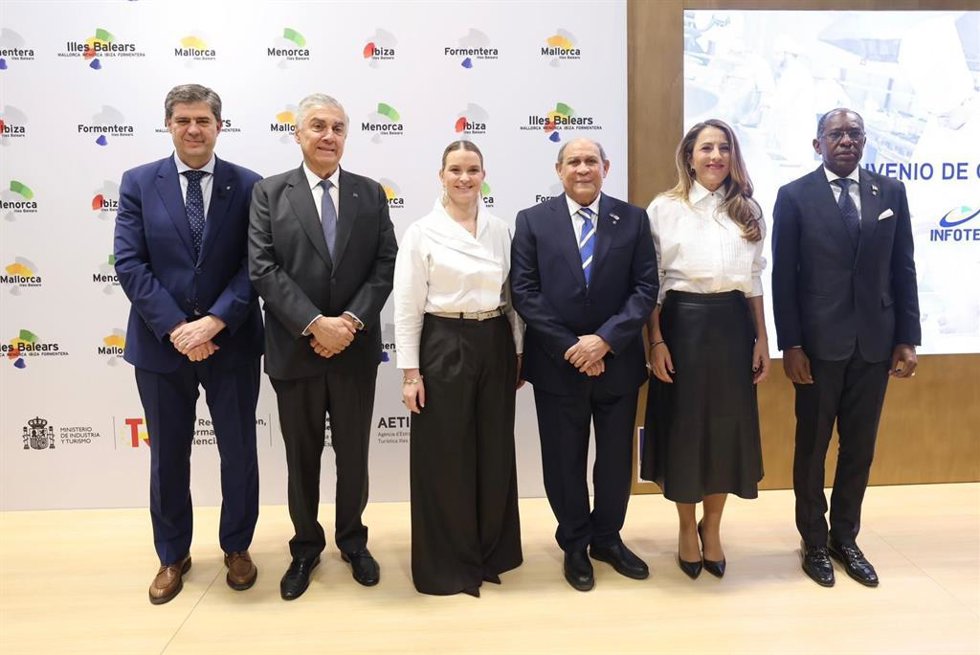 La presidenta del Govern, Marga Prohens, el conseller de Turismo, Jaume Bauz, y representantes del Ministerio de Turismo de República Dominicana, este jueves en Fitur.