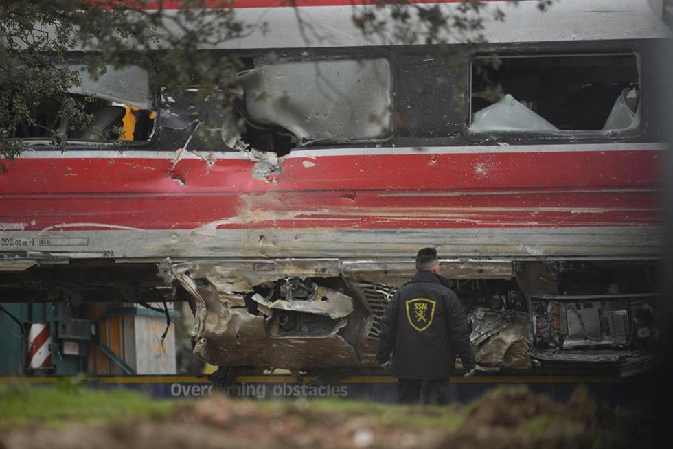 Imagen de los trabajos de rescate de los convoyes de trenes accidentados en la zona del suceso en Adamuz (Córdoba). A 21 de enero de 2026, en Adamuz, Córdoba (Andalucía, España).