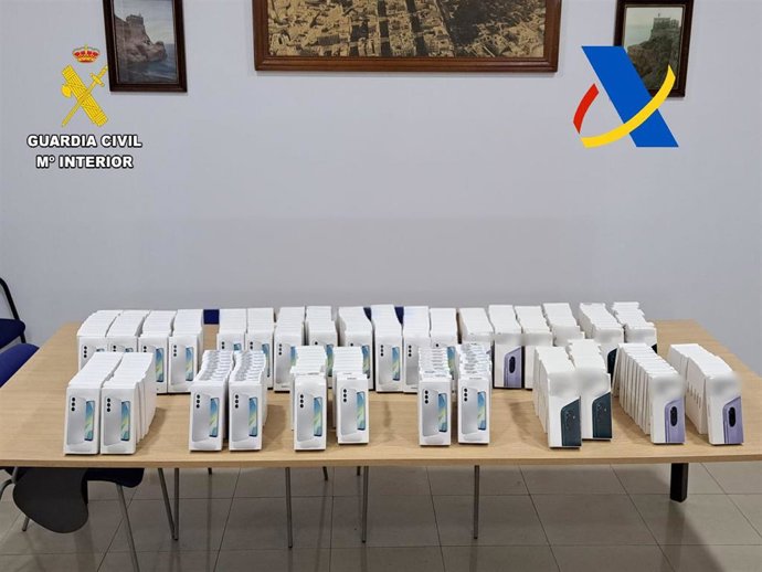 Intervenidos en Melilla 300 teléfonos móviles ocultos en un coche