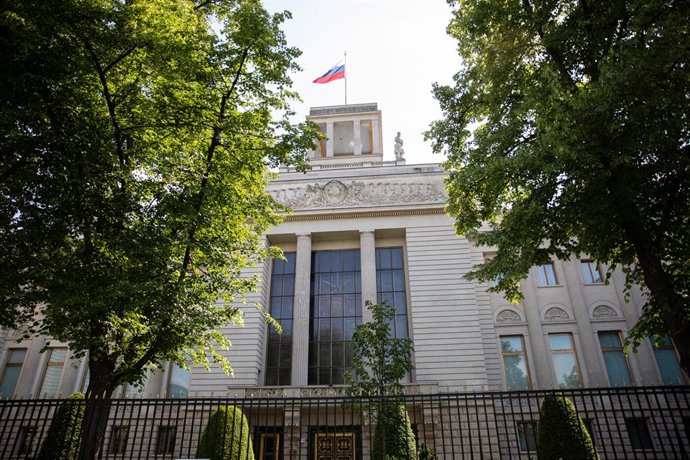 Archivo - May 31, 2025, Berlin, Berlin, Germany: The Russian flag waves above the Russian Embassy in Berlin, Germany, on May 31, 2025. The imposing structure on Unter den Linden remains a focal point amid ongoing tensions over Russia's war in Ukraine. Dip