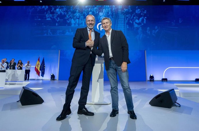 Archivo - El presidente del Partido Popular Europeo, Manfred Weber, y el presidente del PP, Alberto Núñez Feijóo (d), durante la segunda jornada del XXI Congreso Nacional del Partido Popular, a 5 de julio de 2025, en Madrid (España). 