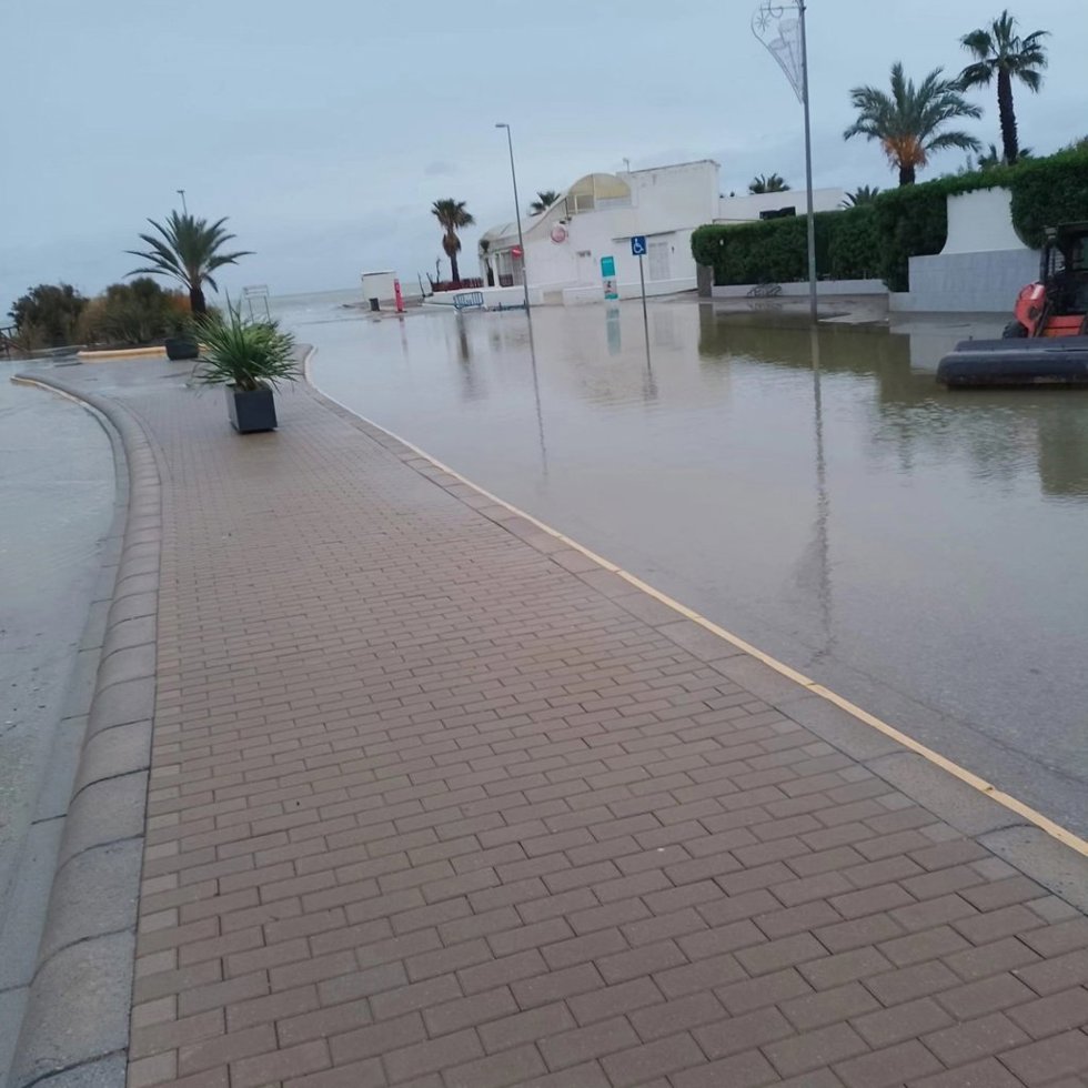 Una de las calles de Vera Playa (Almería) anegada por el agua tras el temporal marítimo.