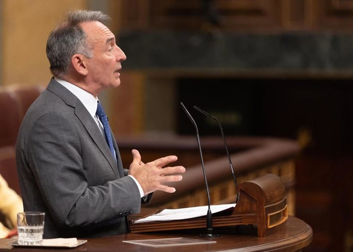 Archivo - El diputado de Sumar Enrique Santiago, durante el pleno del Congreso de los Diputados, a 28 de octubre de 2025, en Madrid (España). 