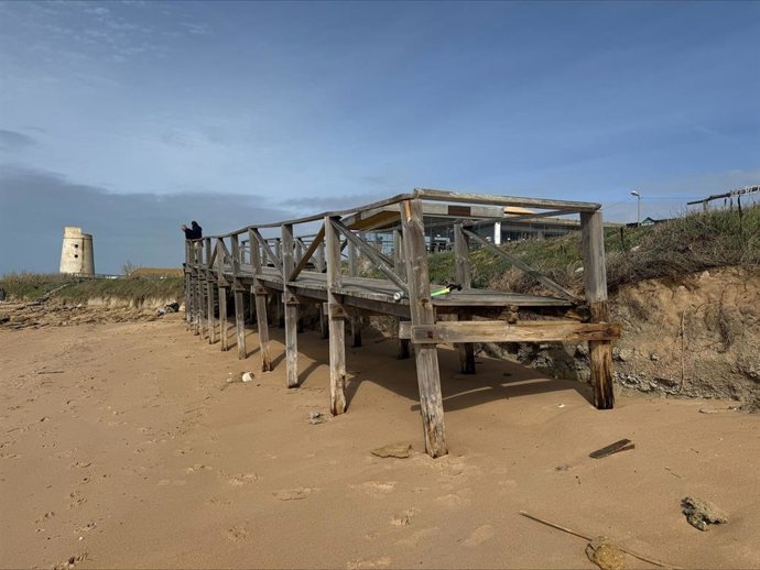 Una de las pasarelas de la playa del Palmar, dañada por los últimos temporales de lluvia.
