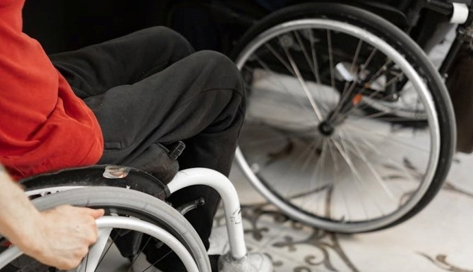 Imagen de recurso de una persona en silla de ruedas.