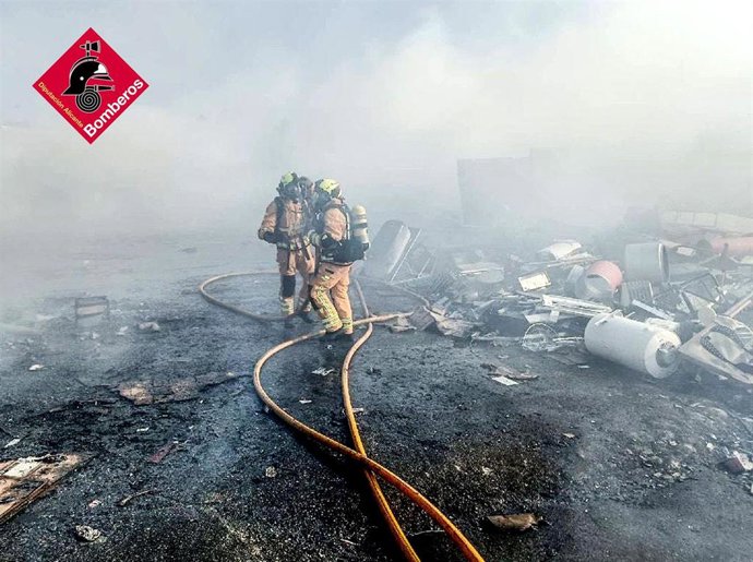 Incendio en una nave del polígono Carrús de Elche (Alicante)