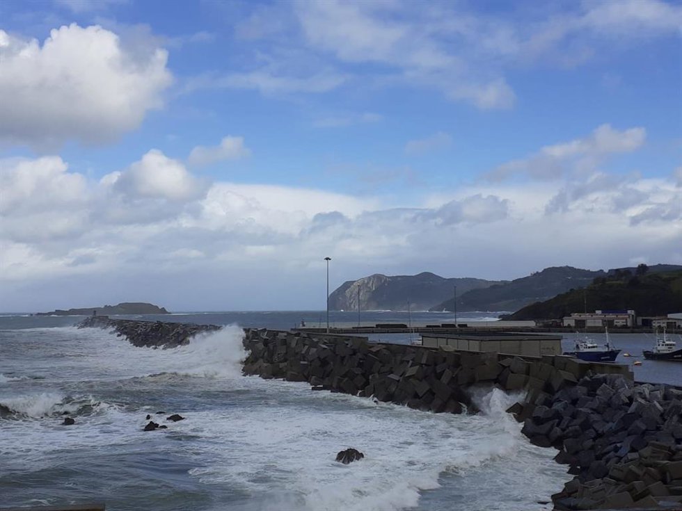 Archivo - Oleaje en Bermeo (Bizkaia)