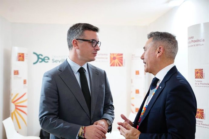 El vicepresidente de Prodetur, Rodrigo Rodríguez Hans, se ha reunido en el stand de la provincia de Sevilla con el director de desarrollo del citado aeropuerto de Miami, Emir Pineda.